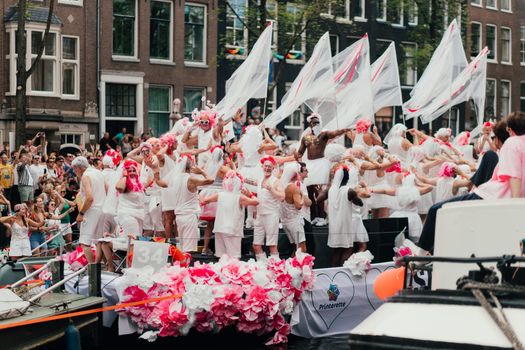 Overzicht van de grootste festivals in Nederland voor 2027 met publiek, podia en zomerse festivalsfeer