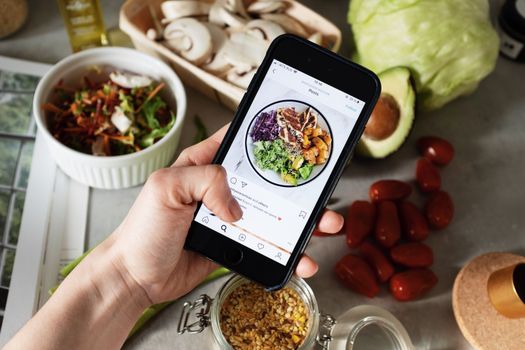 Smartphone met instagram tips voor bedrijven naast notitieblok op bureau van ondernemer in Nieuwskop