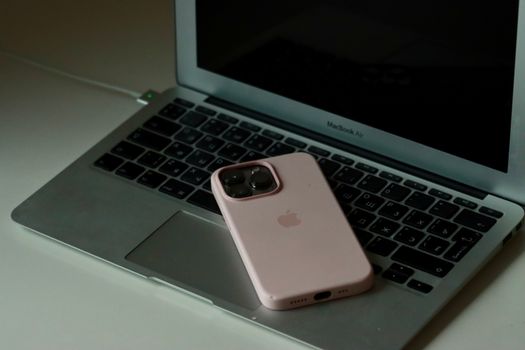 Dunne conceptafbeelding van de iPhone Air naast een iPhone 17 en iPhone 17 Pro
