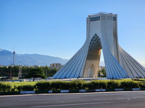 Iran nieuws in beeld met demonstranten, beveiliging en schermen met laatste updates over het conflict