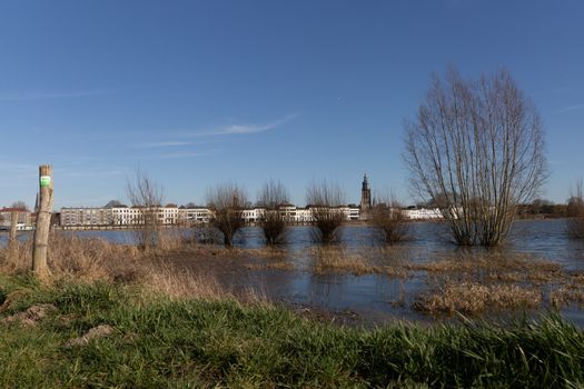 Binnenstad van Zutphen tijdens koningsdag zutphen 2026 met oranje vlaggen, volle terrassen en bezoekers op straat