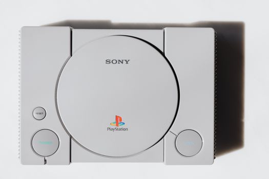 PlayStation-console met controller op tv-scherm in moderne woonkamer