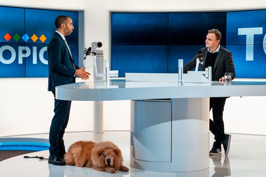 RTL Nieuws op smartphone met liveblog en breaking headlines in 2026