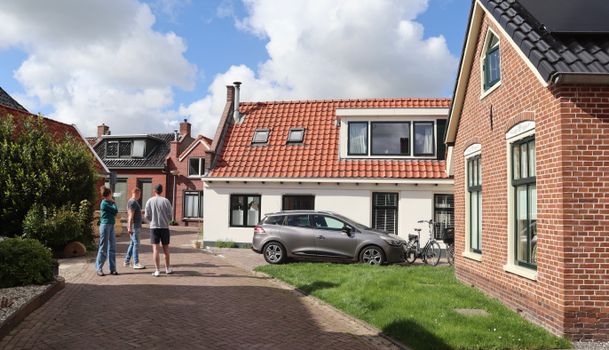 Stel dat samenwoont en samen een checklist bekijkt in hun gedeelde woonkamer