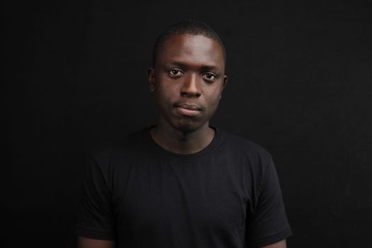 Portretfoto bij artikel over Samuel Onuha met neutrale achtergrond en zakelijke uitstraling