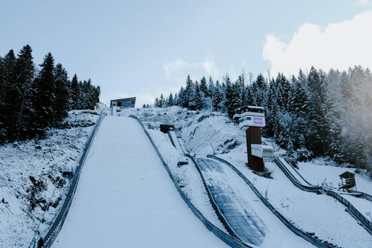 Snowboarder in de lucht tijdens snowboarden slopestyle mannen olympische winterspelen 2026 op een olympisch parcours