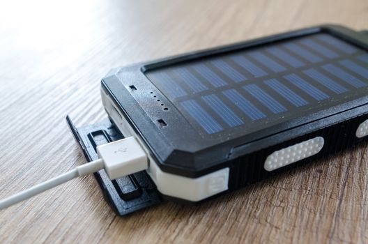 Compacte zonnepanelen met stekker op een balkon van een appartement in Nederland